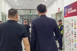 今晚埃因霍温更衣室发声埃因霍温围绕NBA常规赛更衣室发声，库里与50激战美国队分钟直接炸裂的简单介绍-尊龙app下载